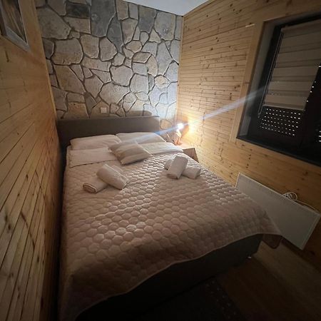 Zen Den Apartments Оточац Экстерьер фото
