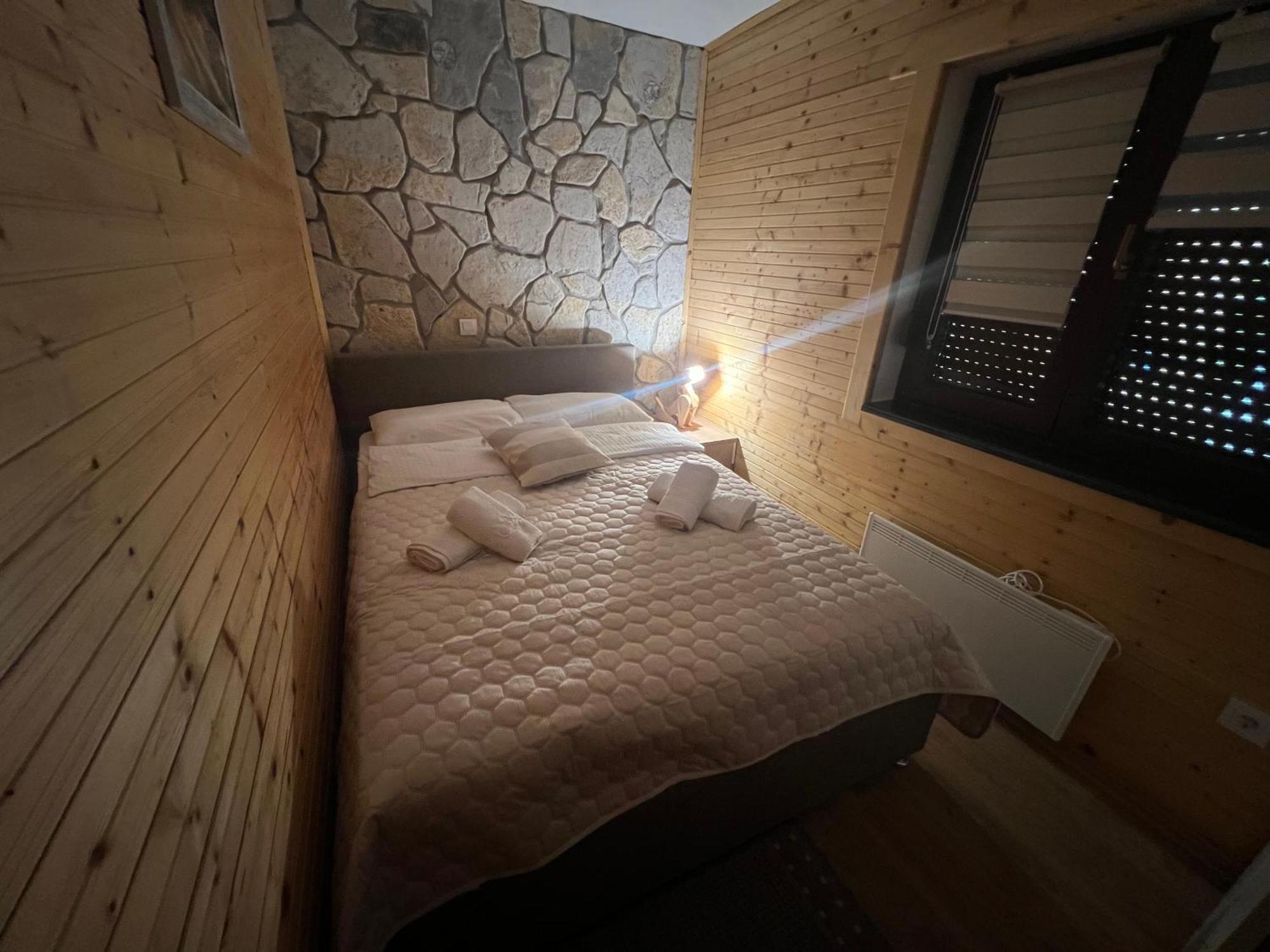 Zen Den Apartments Оточац Экстерьер фото