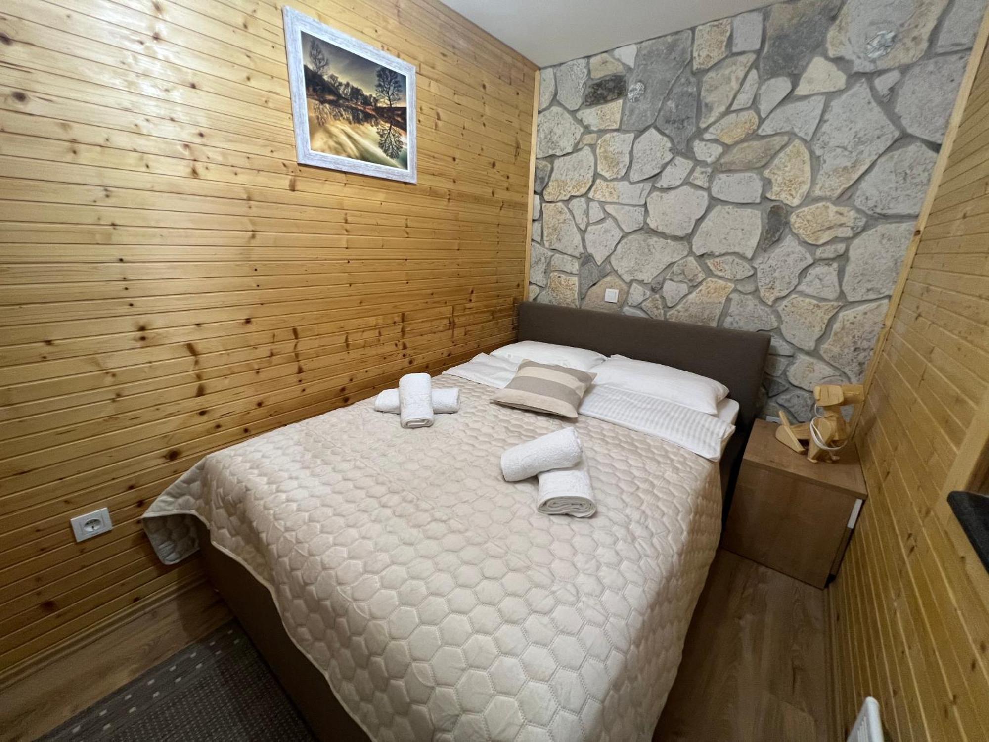 Zen Den Apartments Оточац Экстерьер фото
